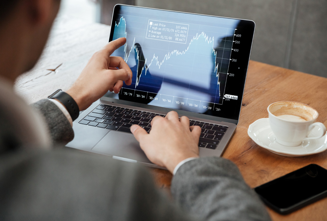 https://asesoresfinancieros.com.co/wp-content/uploads/2025/10/De-ahorrar-a-invertir.jpg