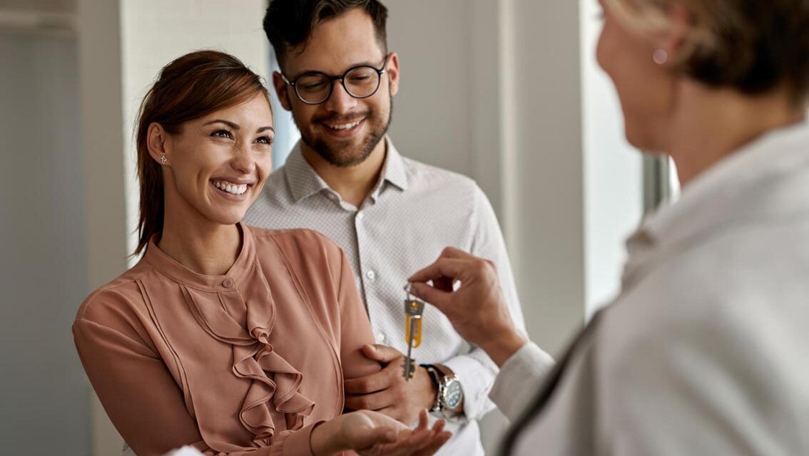https://asesoresfinancieros.com.co/wp-content/uploads/2026/03/comprar-vivienda-en-Colombia-1134x640.jpg